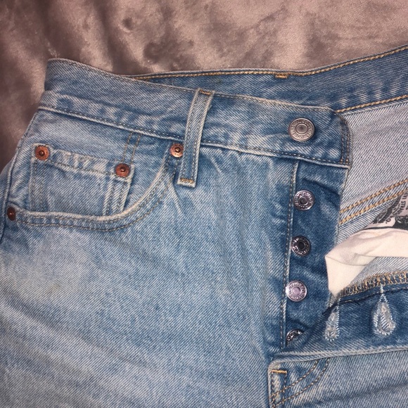 Levi’s 501 High Rise Lightwash Denim Shorts - Picture 4 of 5